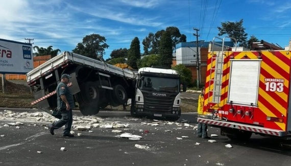 Carreta perde força, desce de ré e atinge árvore