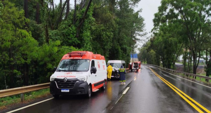Mulher e criança são encaminhadas ao hospital após acidente de trânsito na BR-282, entre Maravilha e Pinhalzinho