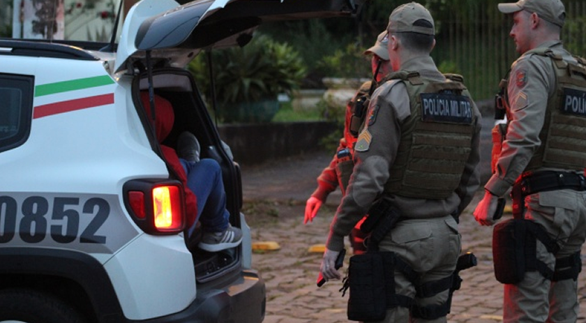 Ocorrência de importunação sexual leva polícia até traficante