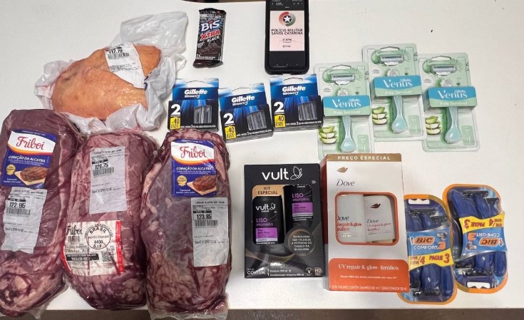 Mulher e homem são presos por furtos de carnes, chocolates e produtos de higiene em supermercado