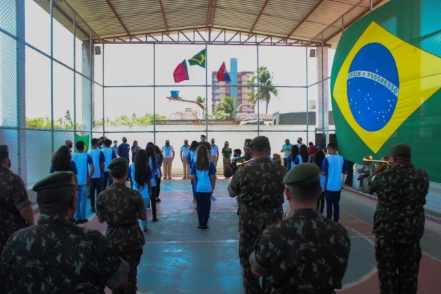 Estados decidem manter escolas cívico-militares após encerramento de programa do governo federal