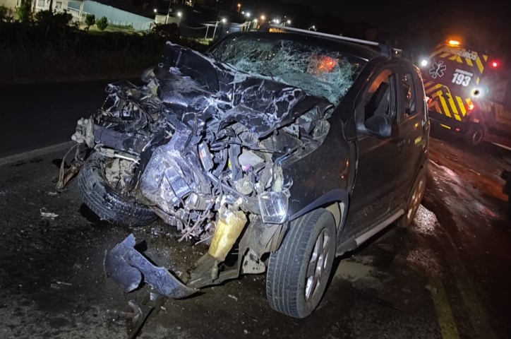 Acidente entre carro e caminhão mata motorista