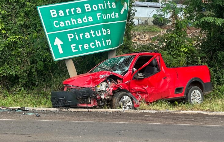 Motoristas ficam feridos após colisão frontal na BR-153