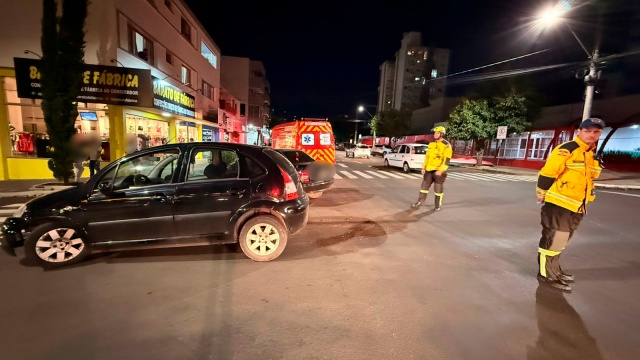 Jovem fica ferida em colisão entre dois carros