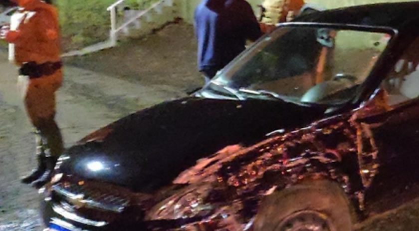 Mulher fica presa às ferragens após colidir carro em muro no Oeste de SC