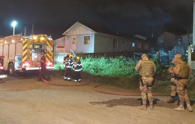 Corpo de idoso é encontrado carbonizado após incêndio destruir casa em SC
