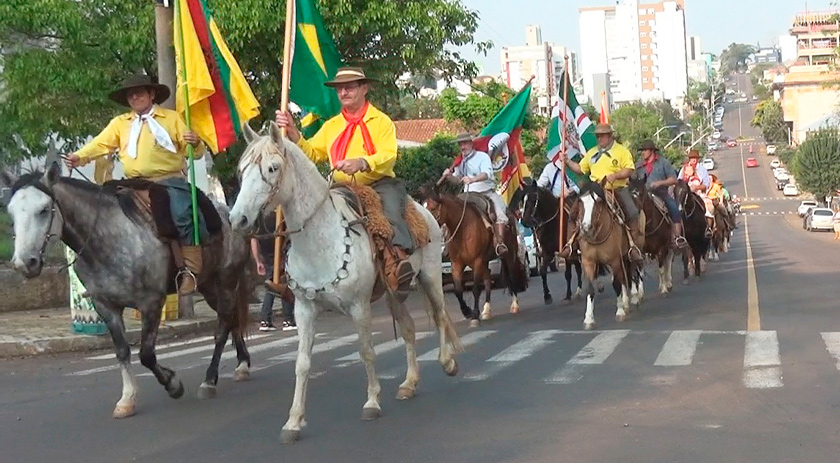 Dia do Gaúcho é celebrado com cavalgada pelo centro de São Miguel do Oeste