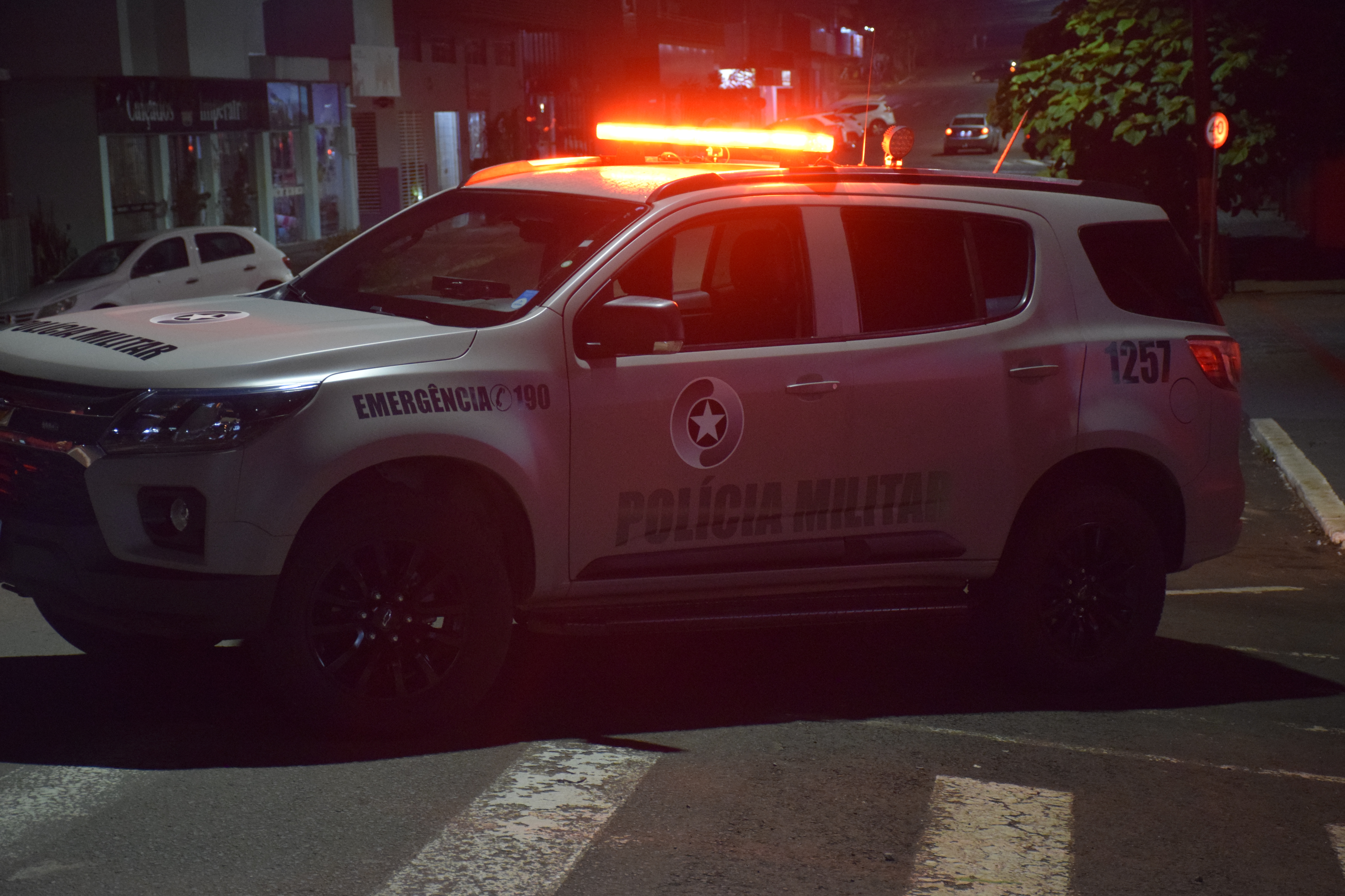 Homem desrespeita medida protetiva e ameaça ex-companheira