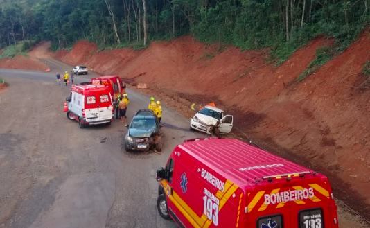 Carro ocupado por 6 pessoas se envolve em acidente na SC-283 entre Chapecó e Seara
