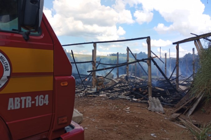 Incêndios em edificações mobilizam bombeiros em grandes operações no Oeste de SC