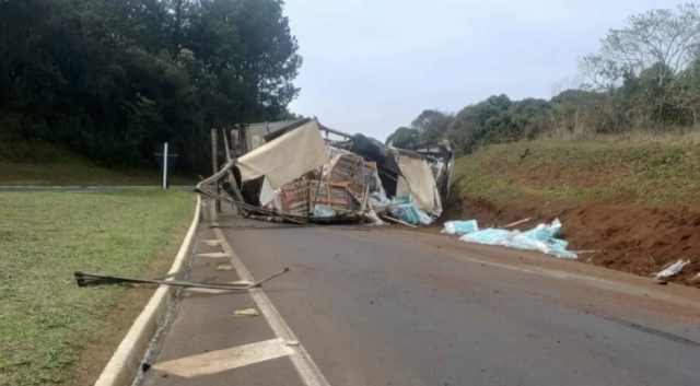 Carreta tomba e deixa trânsito em ‘pare e siga’ na BR-282