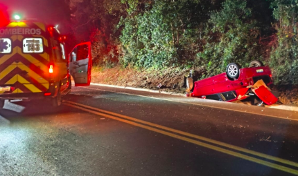 Acidente entre veículos deixa motorista preso nas ferragens na BR-282