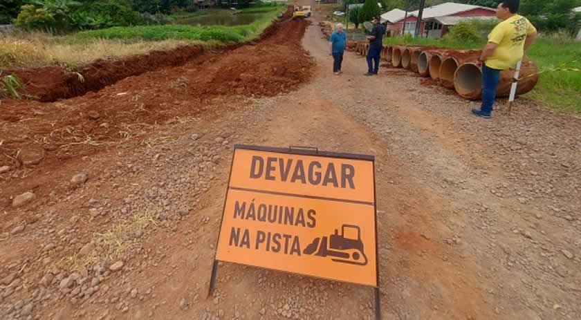 Iniciados trabalhos para implantação de calçamento na rua Gaspar Silveira Martins