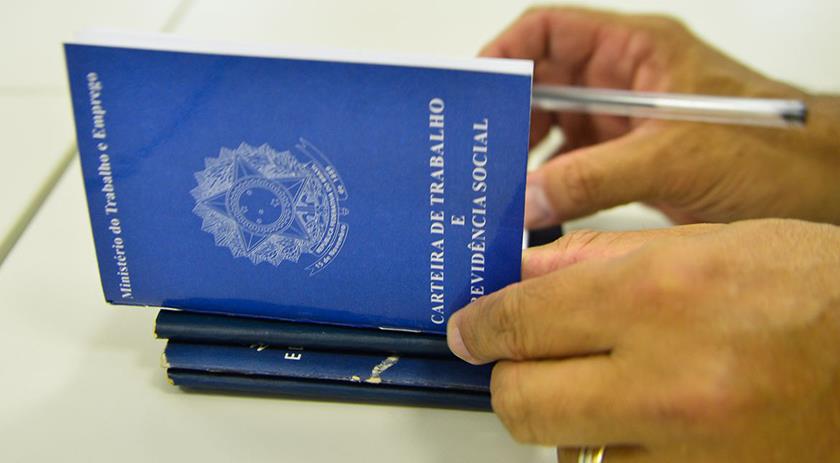 Funcionária apresenta atestado médico para faltar ao trabalho, publica fotos em evento e acaba demitida