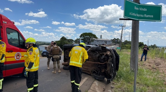 Carro capota e motorista escapa sem ferimentos graves