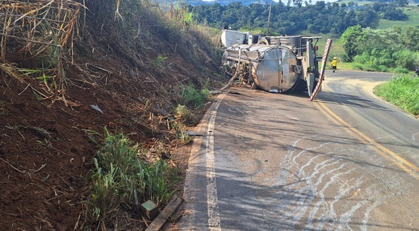 Caminhão de São Miguel do Oeste fica sem freios e tomba na SC 155