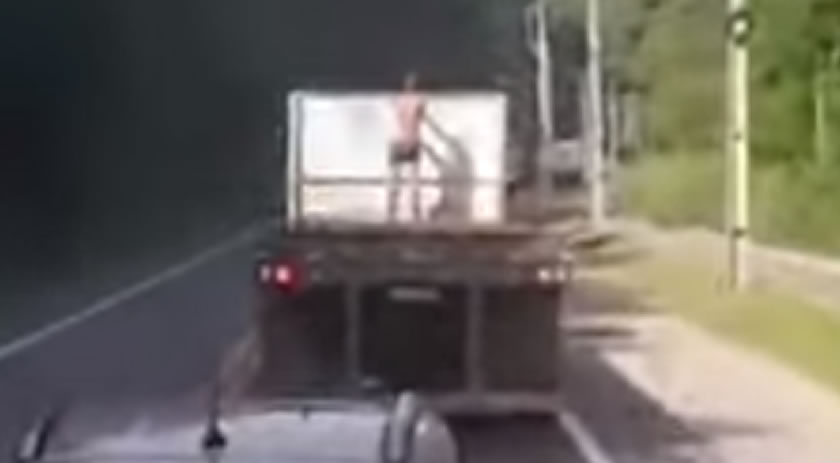 Homem sem roupas pega carona na carroceria de caminhão em SC