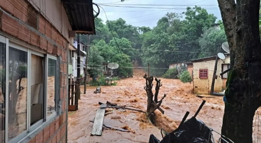 Cinco adultos e sete crianças ficam ilhados após enxurrada no Oeste