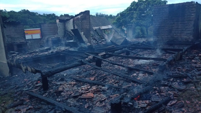 Incêndio destrói residência no interior