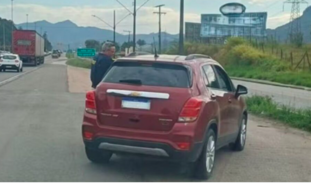 Motorista é flagrado a 180 km/h em SC e policiais descobrem R$ 2 mil em débitos vencidos