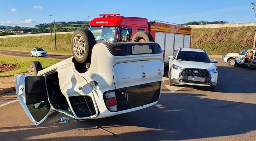 Carro capota após colisão no trevo de acesso ao município