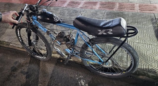 Adolescente é flagrado em ciclomotor ilegal e ruidoso