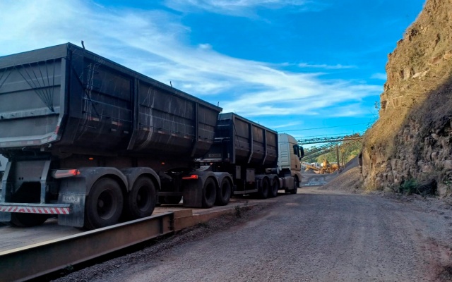 PRF flagra 64 toneladas de excesso de peso em duas carretas na BR-282