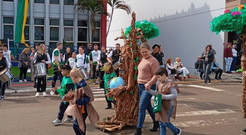 Público comparece e prestigia desfile cívico