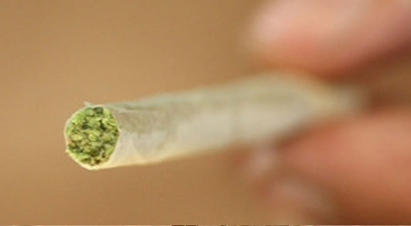 Homens são flagrados fumando maconha na escadaria da Igreja Matriz