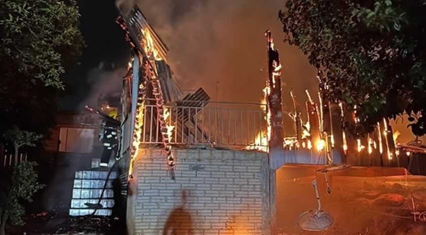 Fogo se espalha e atinge duas casas em Xanxerê