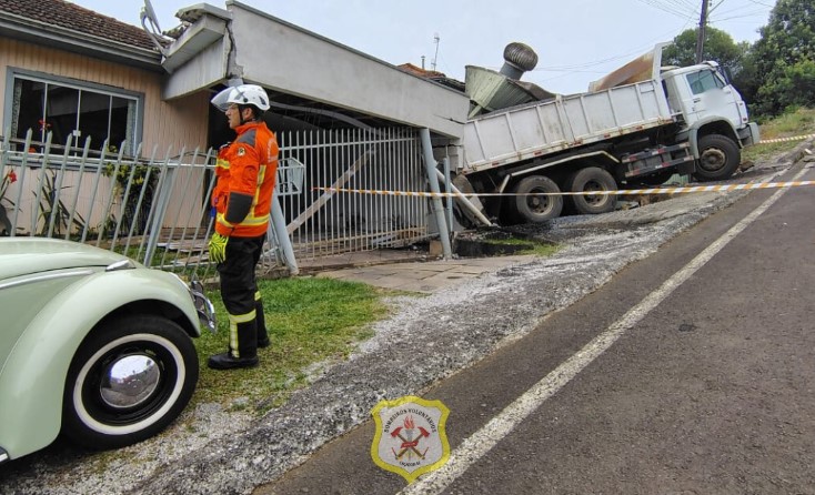 Caminhão desanda e atinge residências no Meio-Oeste