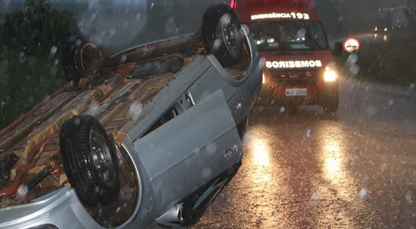 Veículo sai da pista, se choca em barranco e capota na SC 160