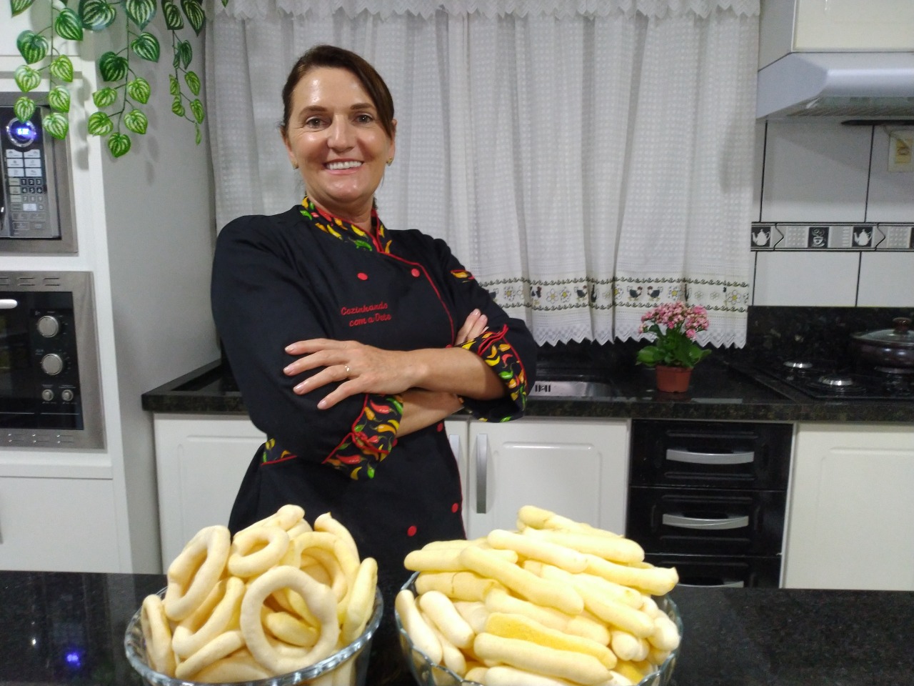 Veja como é fácil fazer essa receita de biscoito e rosca de polvilho assado | faça nos dois formatos