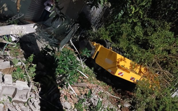 Rolo cai de caminhão e vai parar em pátio de residência em Maravilha; ninguém se feriu