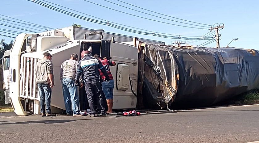 Motorista cedrense pede ajuda após sofrer acidente com carreta no estado do Paraná