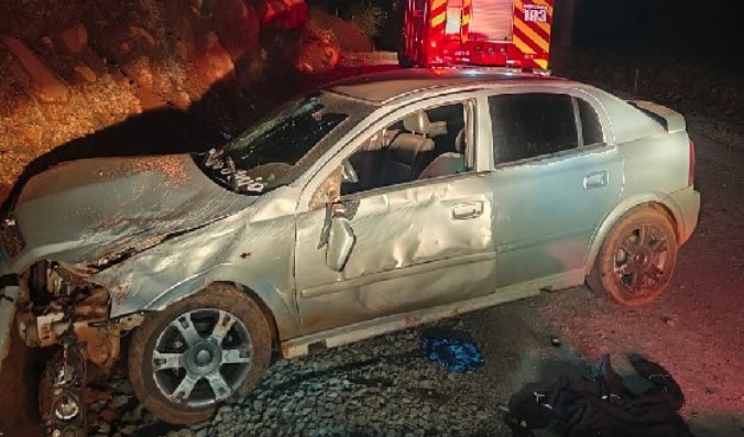 Bombeiros encontram bebidas alcoólicas dentro de veículo após acidente
