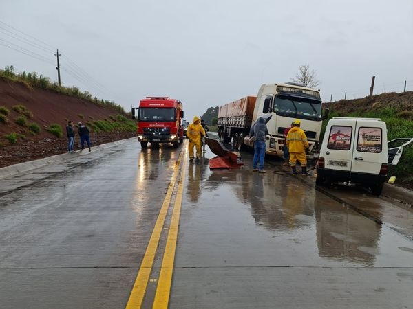 Condutor de veículo sofre lesões graves em colisão com caminhão na BR 163