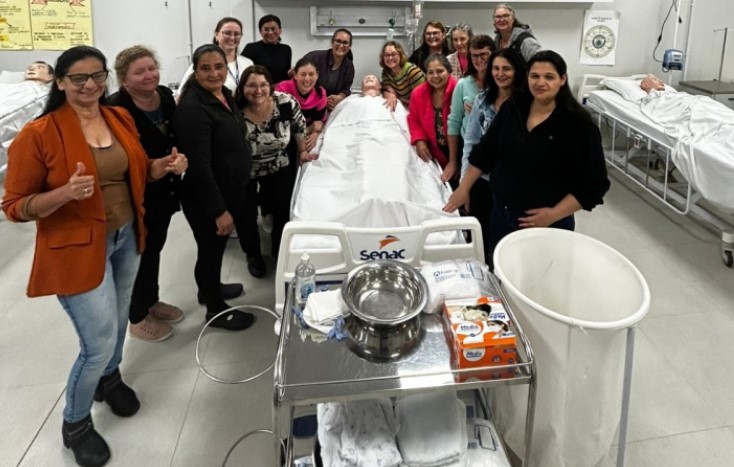 Grupo de Cuidador de Idosos realiza aulas práticas