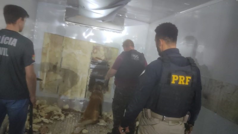 Polícia descobre quase duas toneladas de maconha em fundo falso de caminhão em SC