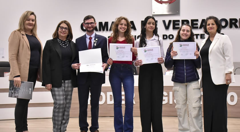 Câmara presta homenagem à JCI e aos vencedores do Concurso Oratória nas Escolas