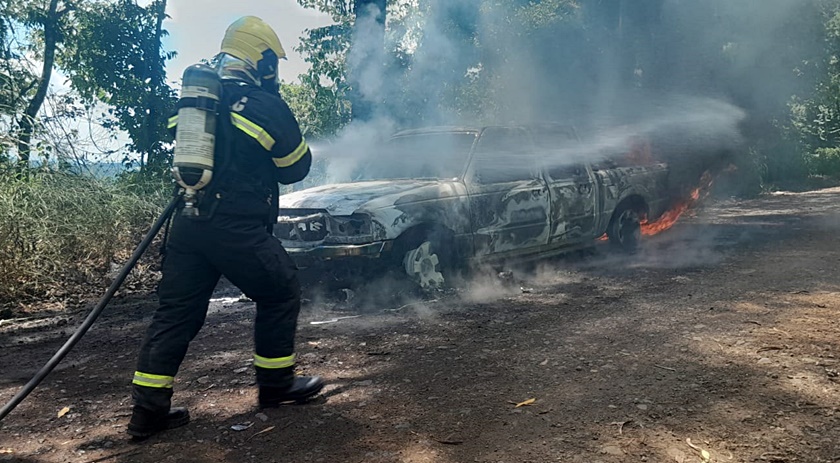 Caminhonete pega fogo no Oeste de SC