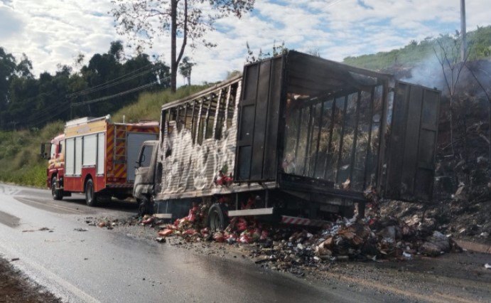 Caminhão baú carregado de alimentos fica completamente destruído após incêndio na SC-283