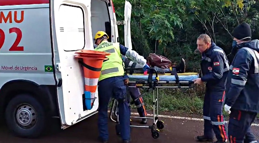 Colisão envolvendo carro e caminhão é registrada na SC 492