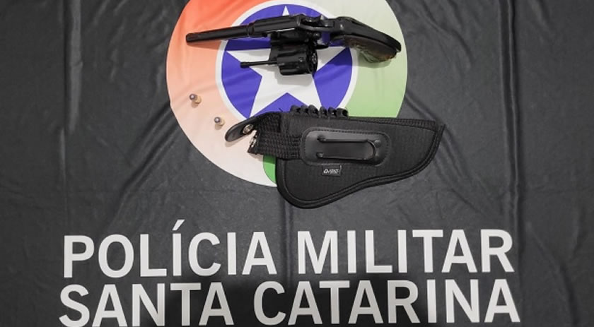 Homem que apontava arma para fora de veículo é preso