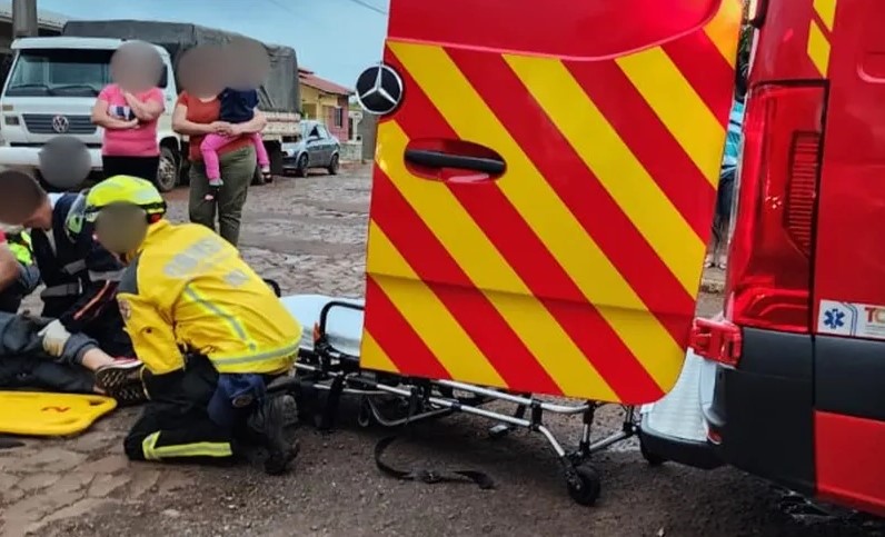 Motociclista fica ferido em acidente com carro