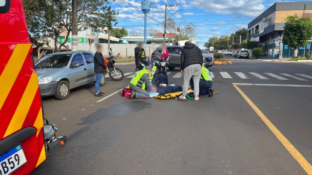 Pedestre é atropelado por motocicleta enquanto atravessava faixa no centro