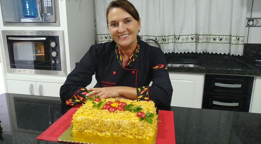 Aprenda essa tradicional e deliciosa receita de torta fria de frango com pão de forma e legumes