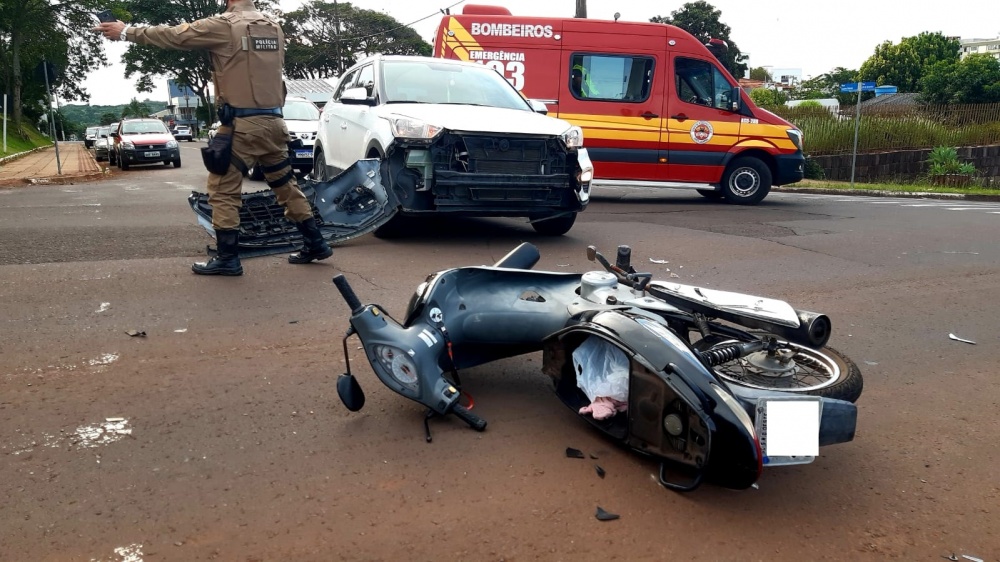 Acidente entre carro e moto deixa mulher ferida em SMOeste