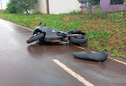 Motociclista de 21 anos fica gravemente ferido após sair da pista