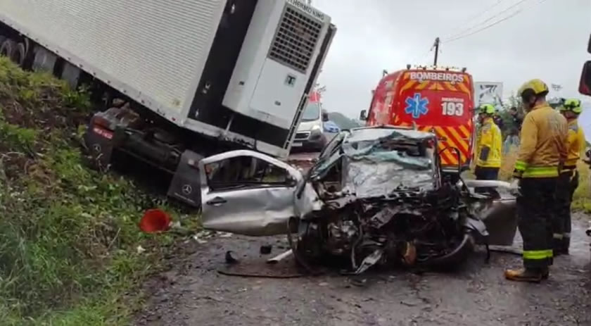 Homem morre em acidente entre carros e carreta na BR-282